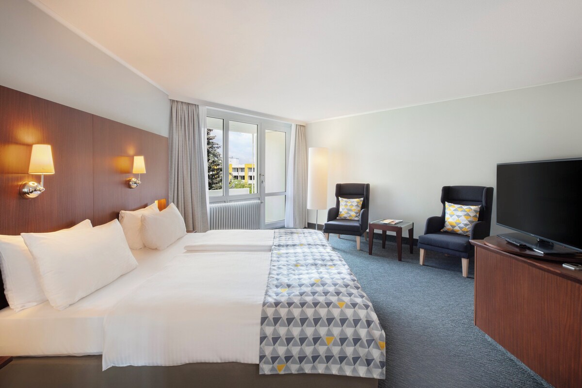 Premium Room, 1 King Bed, Balcony | 1 bedroom, hypo-allergenic bedding available, in-room safe, desk