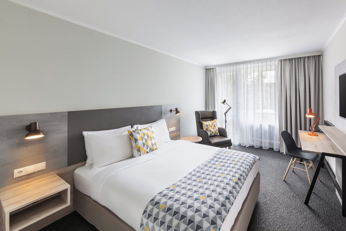 1 bedroom, hypo-allergenic bedding available, in-room safe, desk