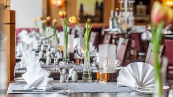 Ze serveren er ontbijt, lunch en diner