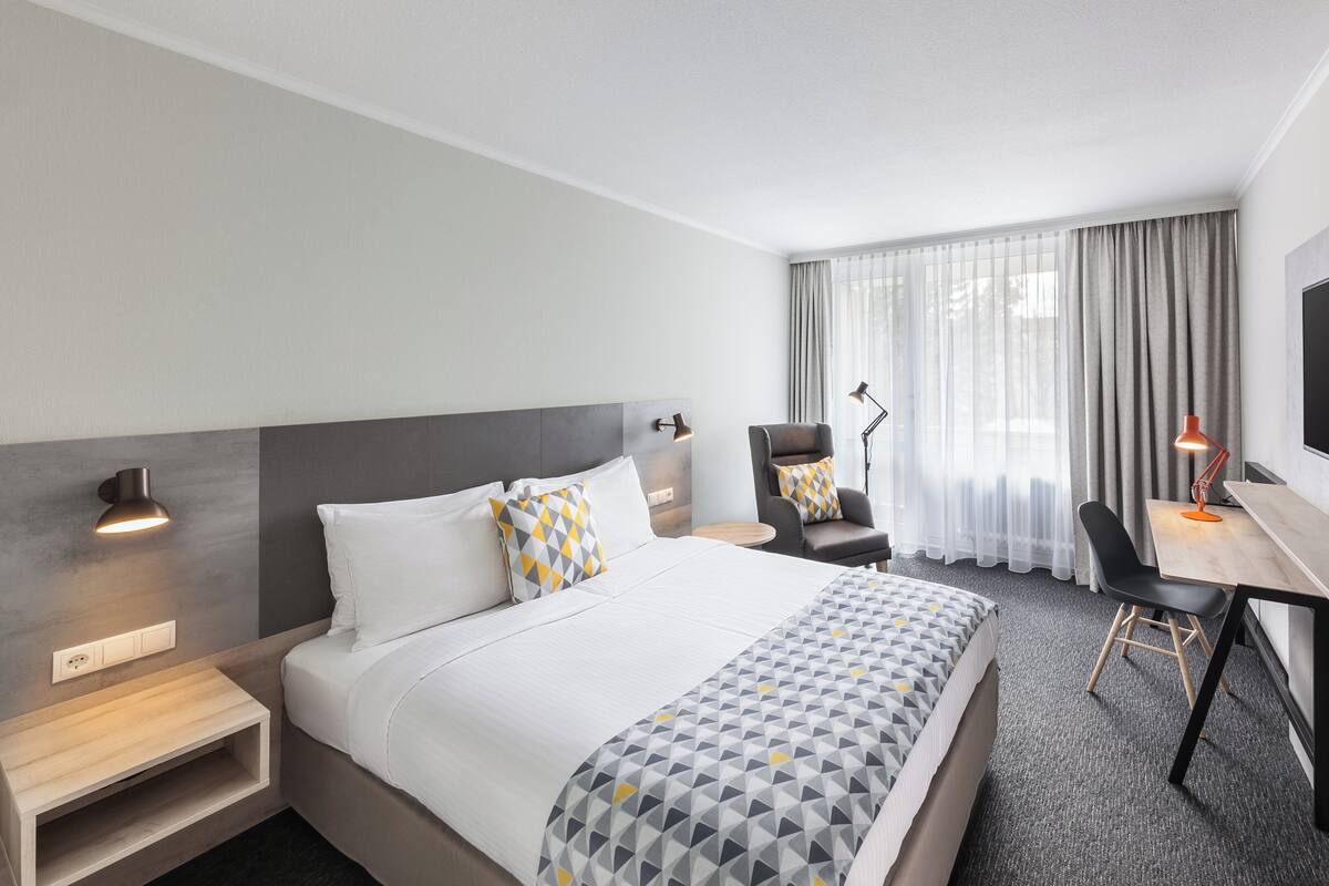 1 bedroom, hypo-allergenic bedding available, in-room safe, desk