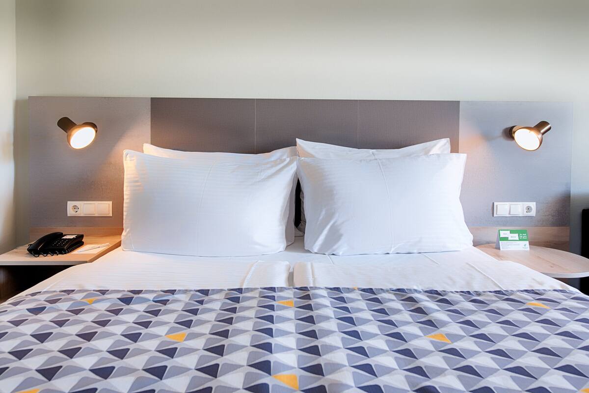 1 bedroom, hypo-allergenic bedding available, in-room safe, desk
