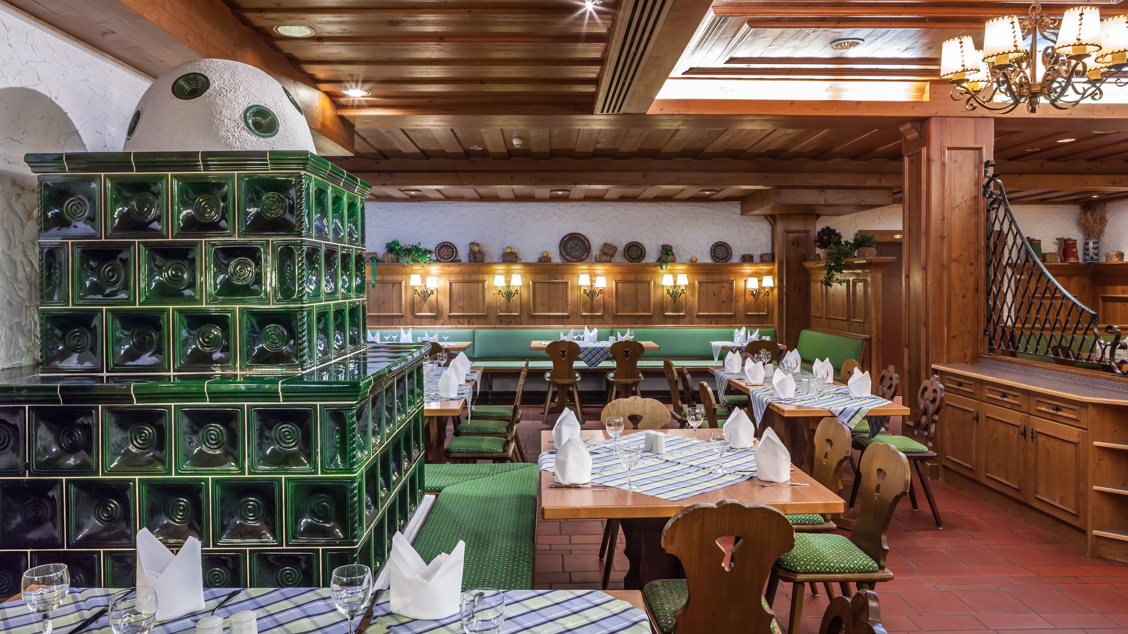 breakfast, lunch, dinner served; international cuisine