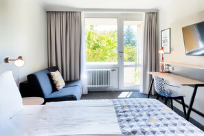 Hypo-allergenic bedding, in-room safe, desk, soundproofing