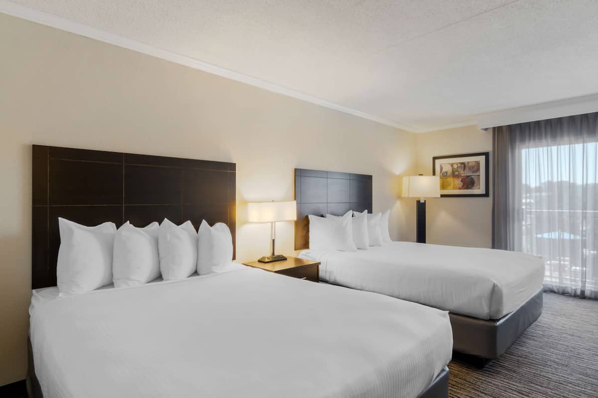 Safe på rommet, skrivebord, blendingsgardiner og strykejern/-brett