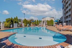 Piscine extérieure en saison, chaises longues