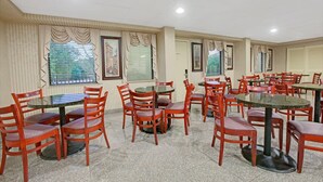 Breakfast area - Travelodge by Wyndham Parsippany (Parsippany)