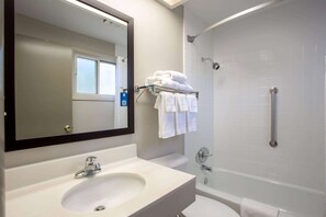 Combined shower/tub, free toiletries, hair dryer, towels - Days Inn by Wyndham Marquette (Marquette)
