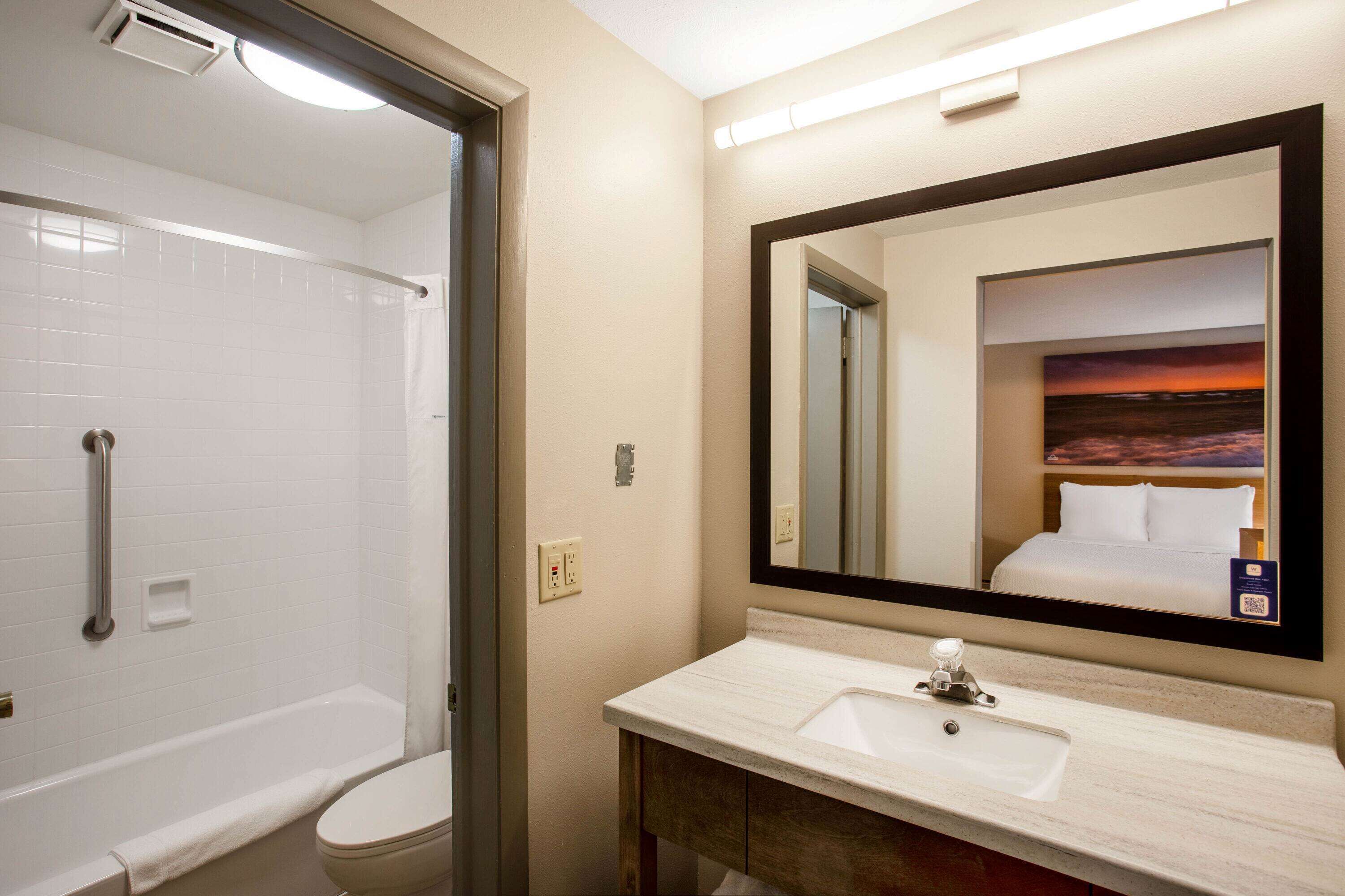 room, 2 queen beds, non smoking | bathroom | combined shower/bathtub, free toiletries, hair dryer, towels