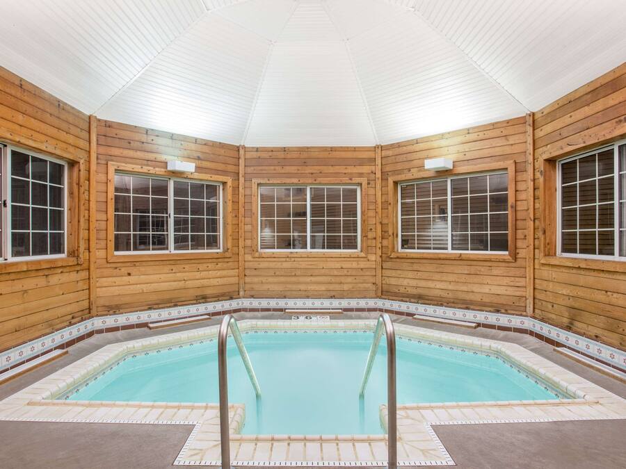 Alberca techada y alberca climatizada