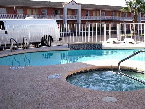 Outdoor pool - Value Inn & Suites (Harlingen)