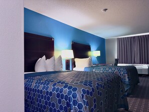 Quarto casal standard, 2 camas Queen | Individualmente decorados, escrivaninha