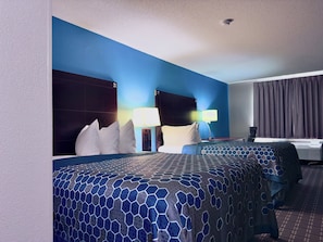 Quarto casal standard, 2 camas Queen | Individualmente decorados, escrivaninha