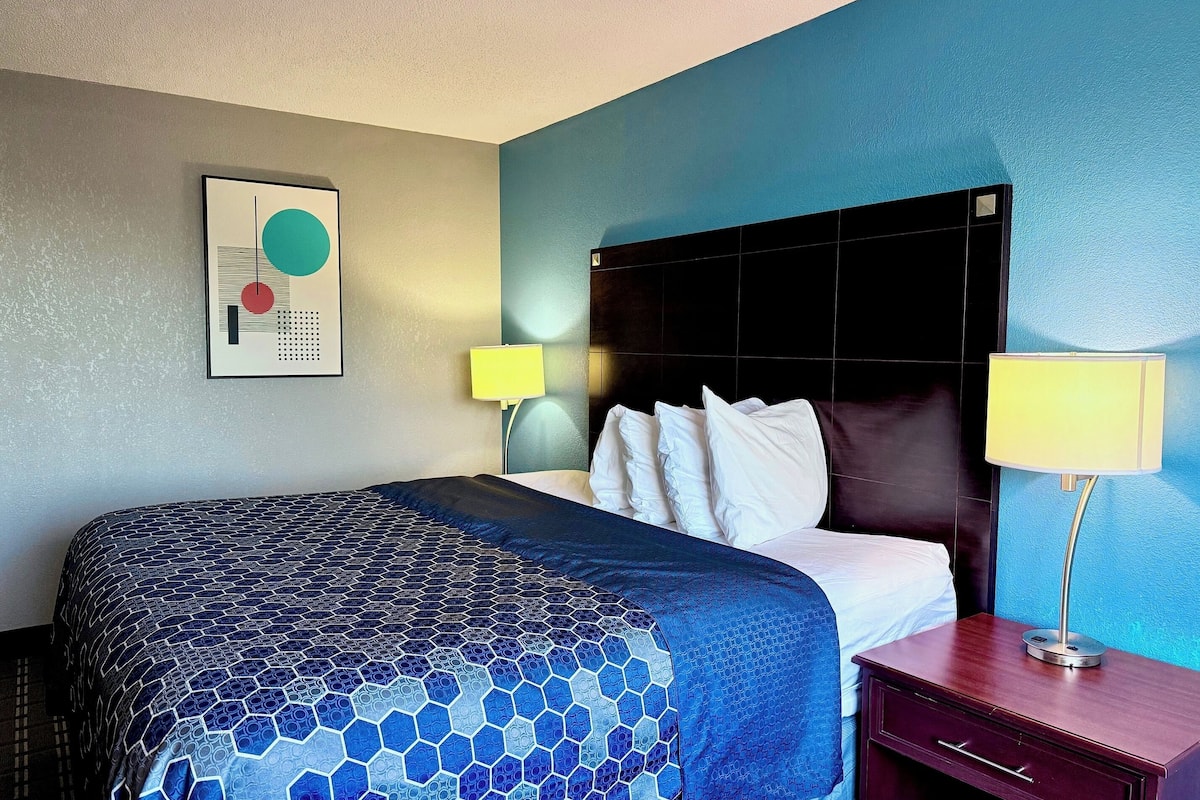Standard Room, 1 King Bed | Individually decorated, desk, laptop workspace, soundproofing