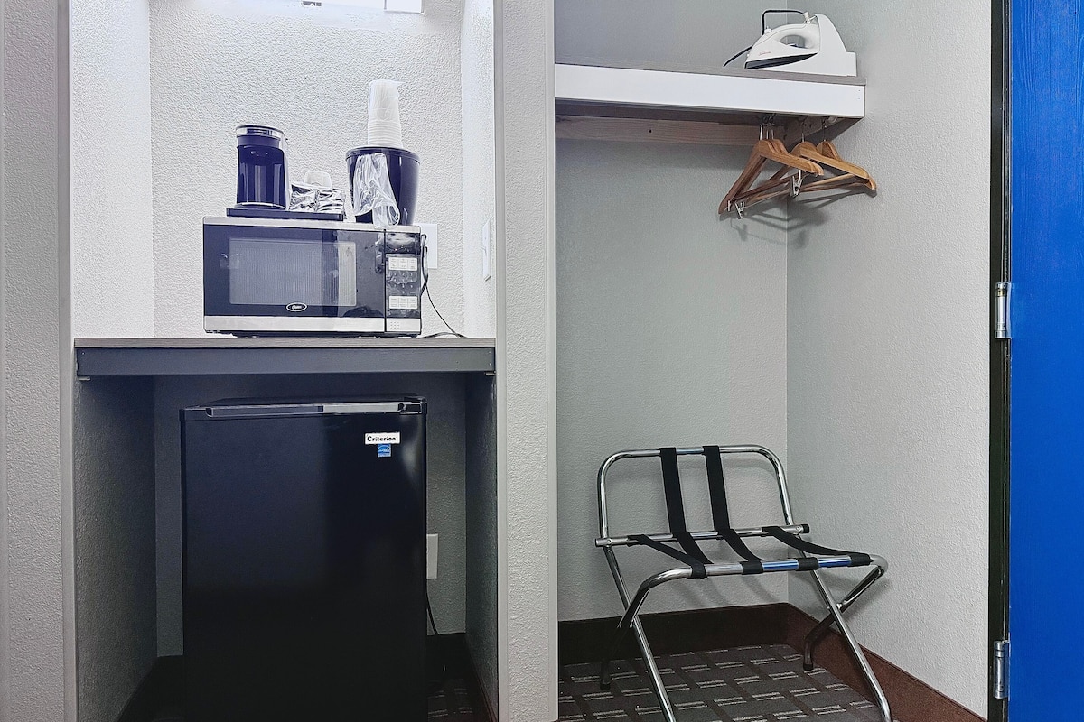 standard double room, 2 queen beds | room amenity