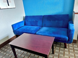 Standardzimmer, 1 King-Bett | Individuell dekoriert, Schreibtisch, laptopgeeigneter Arbeitsplatz