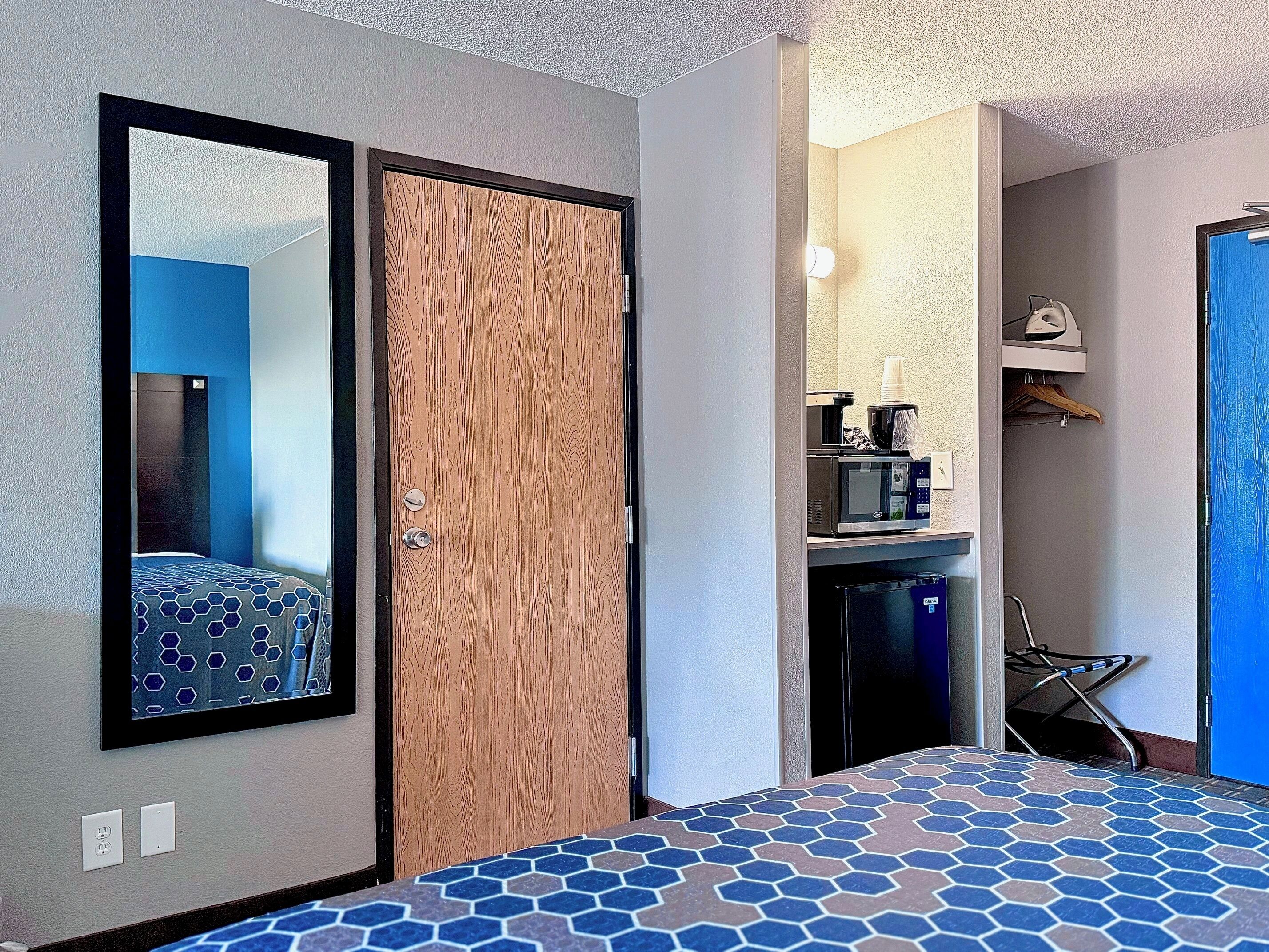 standard double room, 2 queen beds | coffee and/or coffee maker