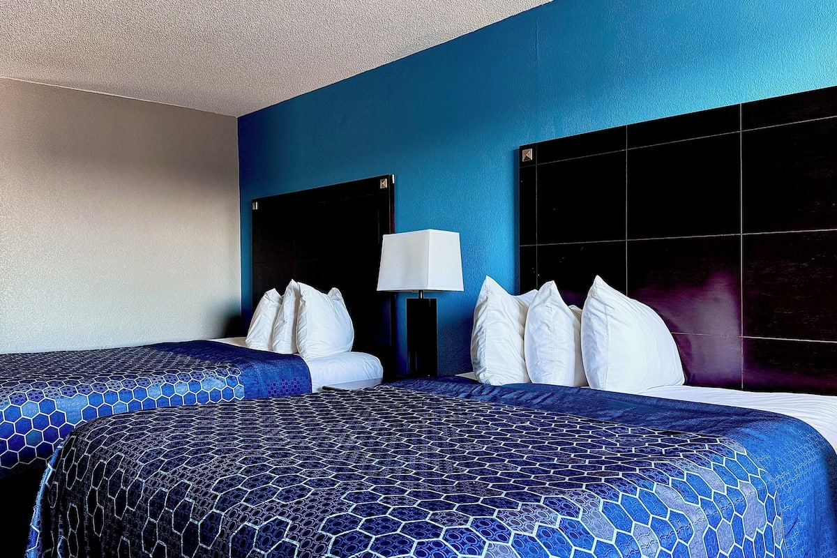 standard double room, 2 queen beds | interior detail