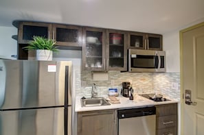 Großer Kühlschrank, Mikrowelle, Herdplatte, Geschirrspüler