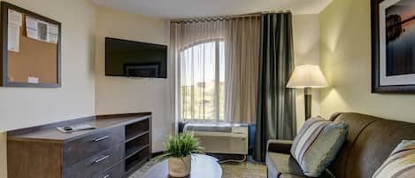 1 habitación, escritorio y espacio para trabajar con laptop