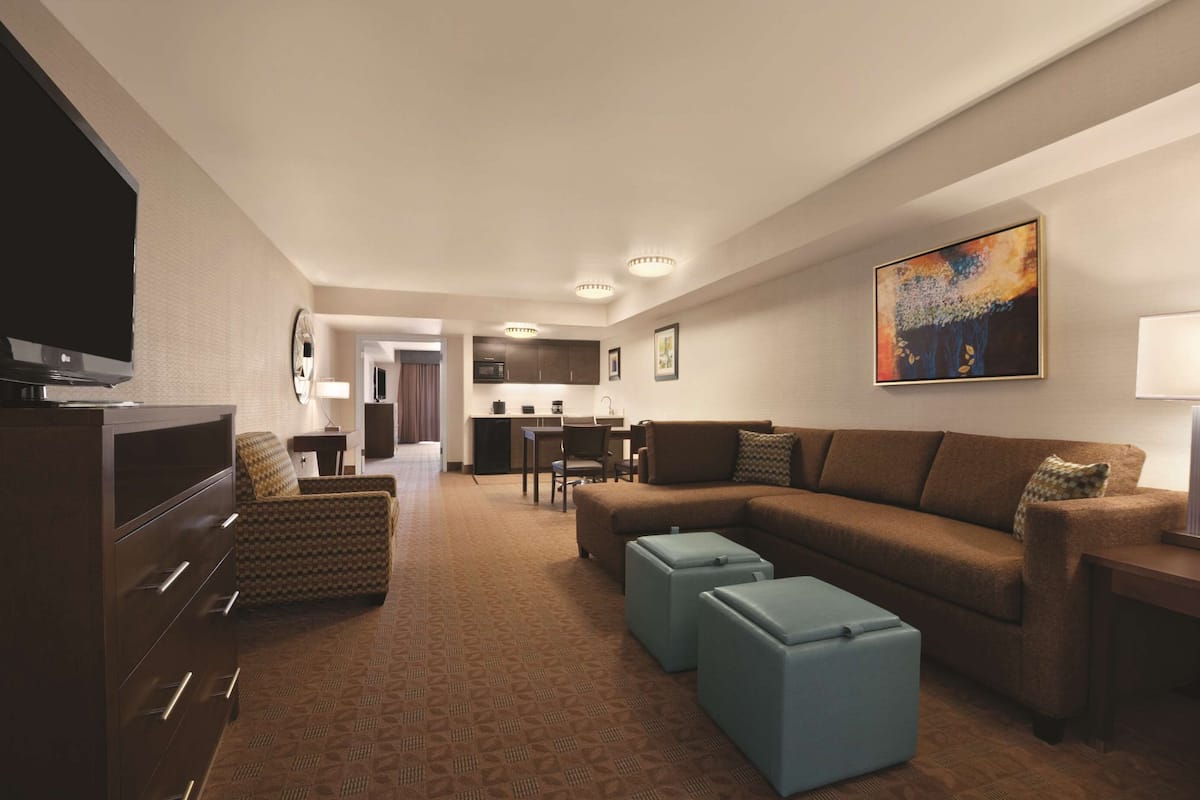 Suite presidencial, 1 cama de matrimonio grande, accesible para personas con discapacidad (Hearing) | Zona de estar | Televisión de pantalla plana de 42 pulgadas con canales por cable