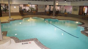 Una piscina interna con un cartello 'No Diving', poltrone relax e un cartello che indica 'Nessimo Salvataggio'.