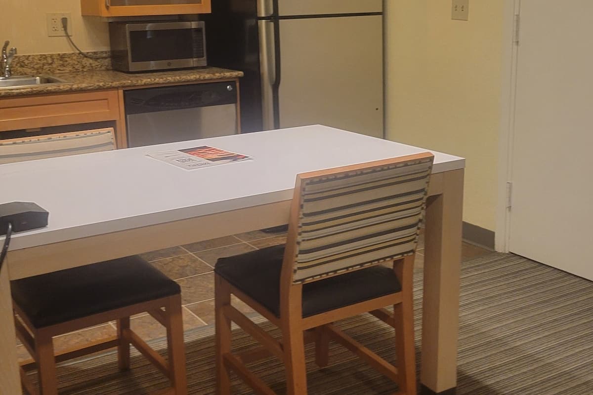 Cortinas blackout, insonorización y tabla de planchar con plancha