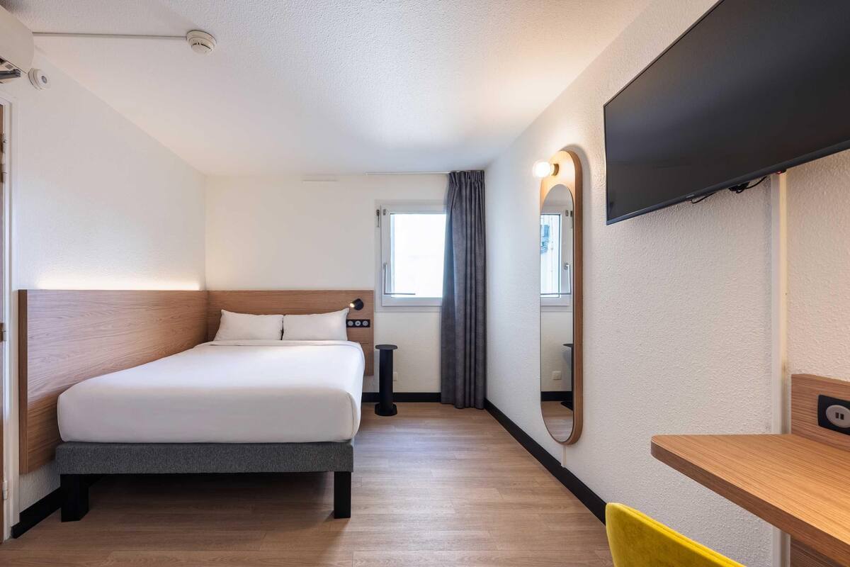 Standard Double Room, Mobility Accessible, Non Smoking | Premium bedding, desk, soundproofing, iron/ironing board (on request)