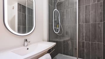 Articles de toilette écologiques, sèche-cheveux, serviettes fournies