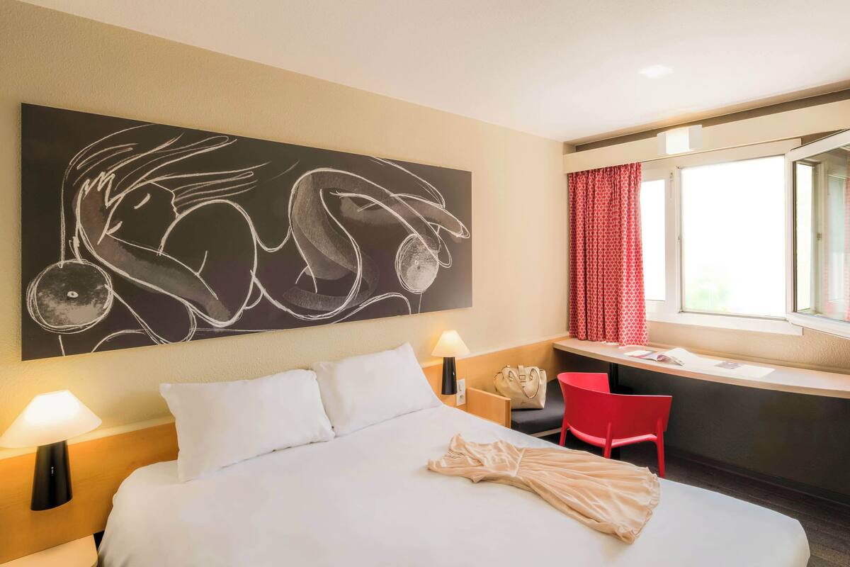 Premium bedding, desk, soundproofing, iron/ironing board (on request)