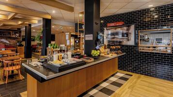 Petit déjeuner buffet servi tous les jours en supplément