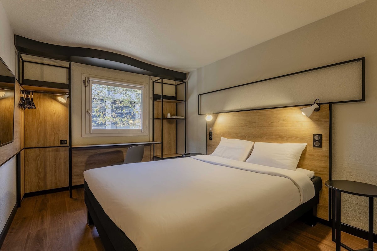 Premium bedding, desk, soundproofing, iron/ironing board
