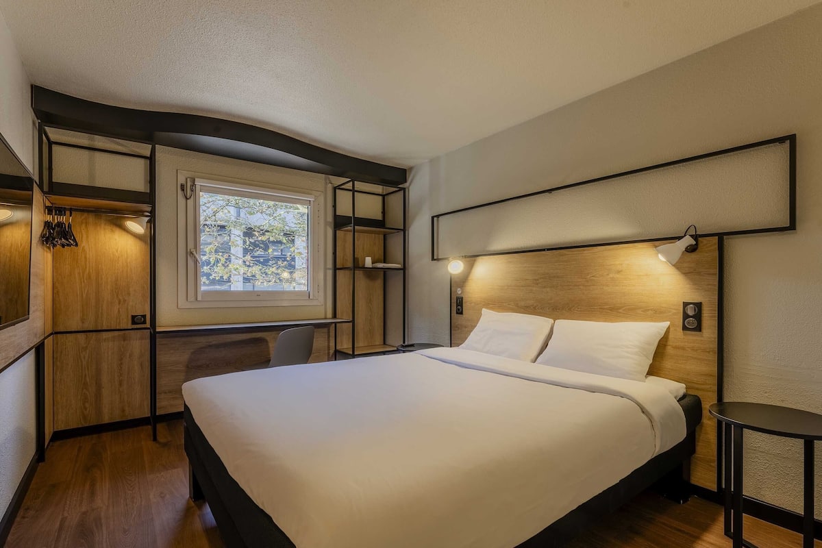 Premium bedding, desk, soundproofing, iron/ironing board