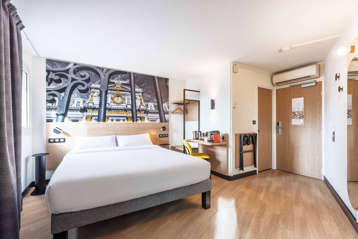 Comfort Double Room, Non Smoking | Premium bedding, desk, soundproofing, iron/ironing board (on request)