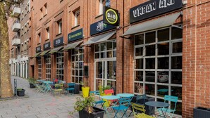A brick building with outdoor seating, a B&B sign, and a URBAN ART sign. - B&B Hotel Lille Roubaix Centre Grand-Place (Roubaix)