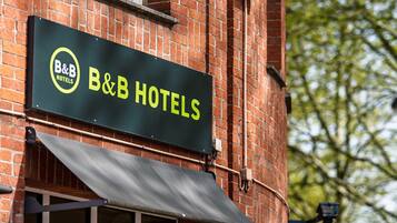 Un edificio de ladrillo con un cartel de B&B Hotels.