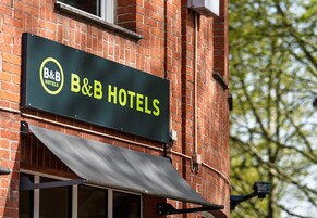 Un edificio de ladrillo con un cartel de B&B Hotels.