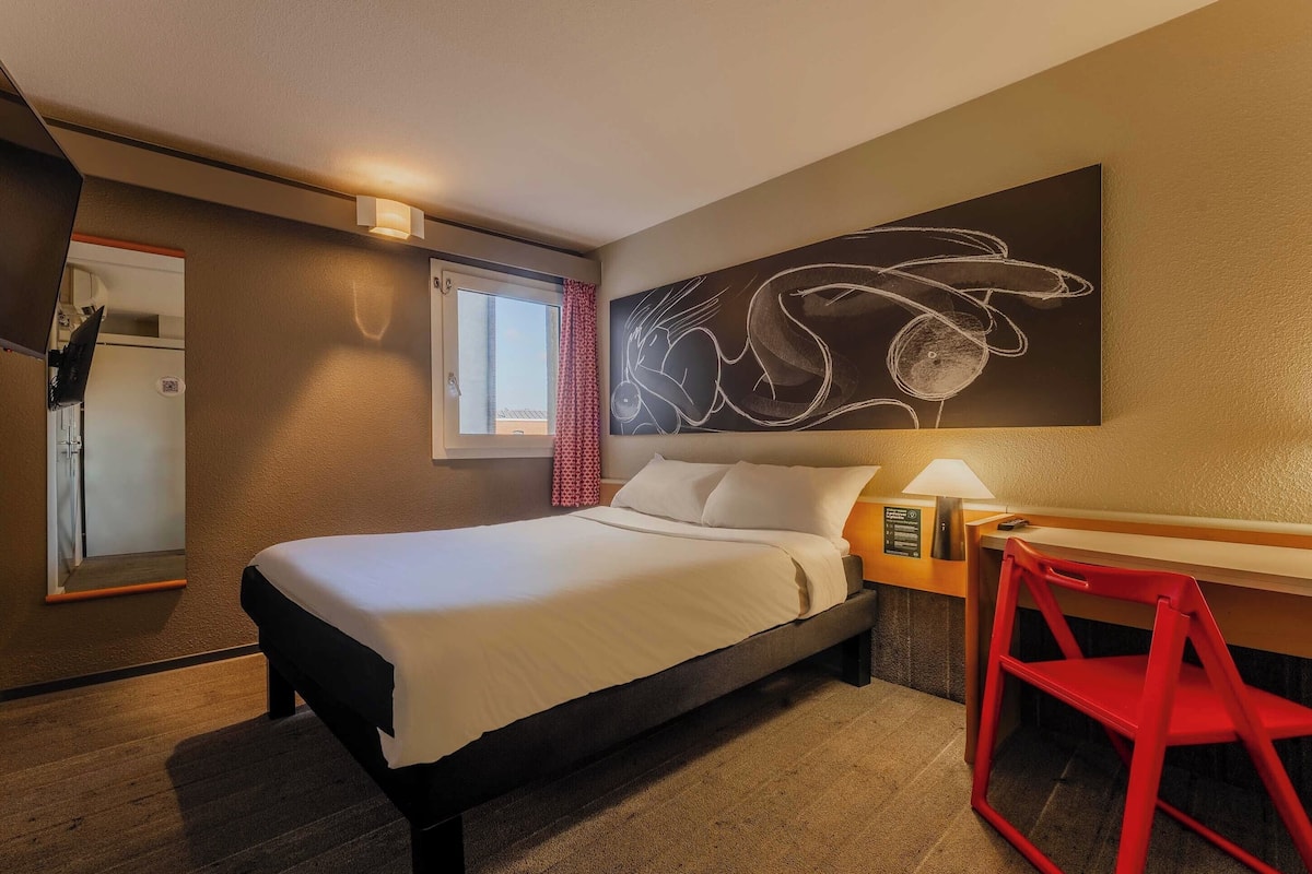 Standard Double Room, Mobility Accessible, Non Smoking | Premium bedding, desk, soundproofing, iron/ironing board