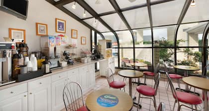 Super 8 by Wyndham Lancaster