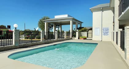 Super 8 by Wyndham Lancaster