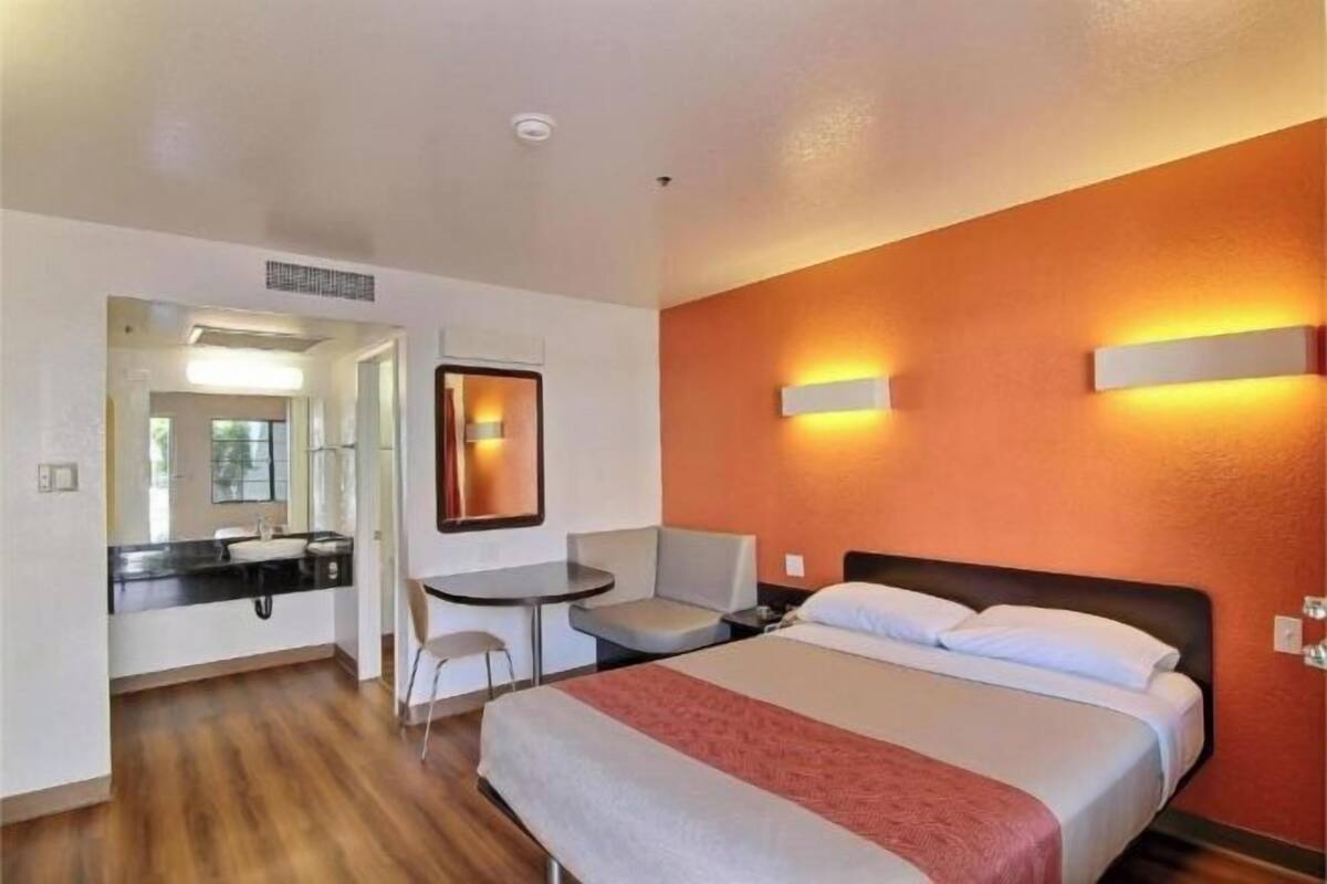 WiFi (free), bed sheets