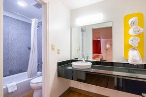 Combined shower/bathtub, towels