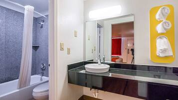 Combined shower/tub, towels