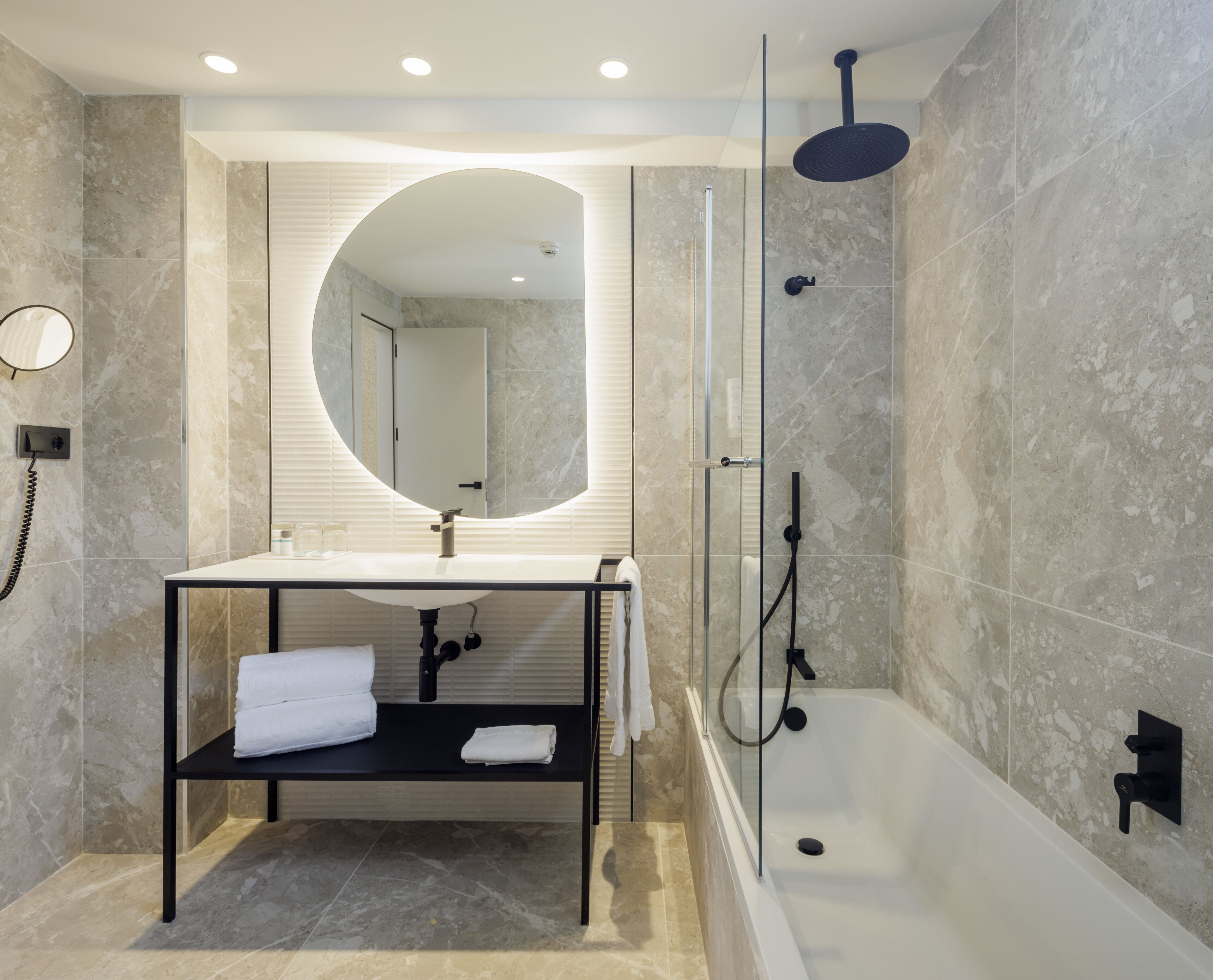 combined shower/bathtub, eco-friendly toiletries, hair dryer, bidet