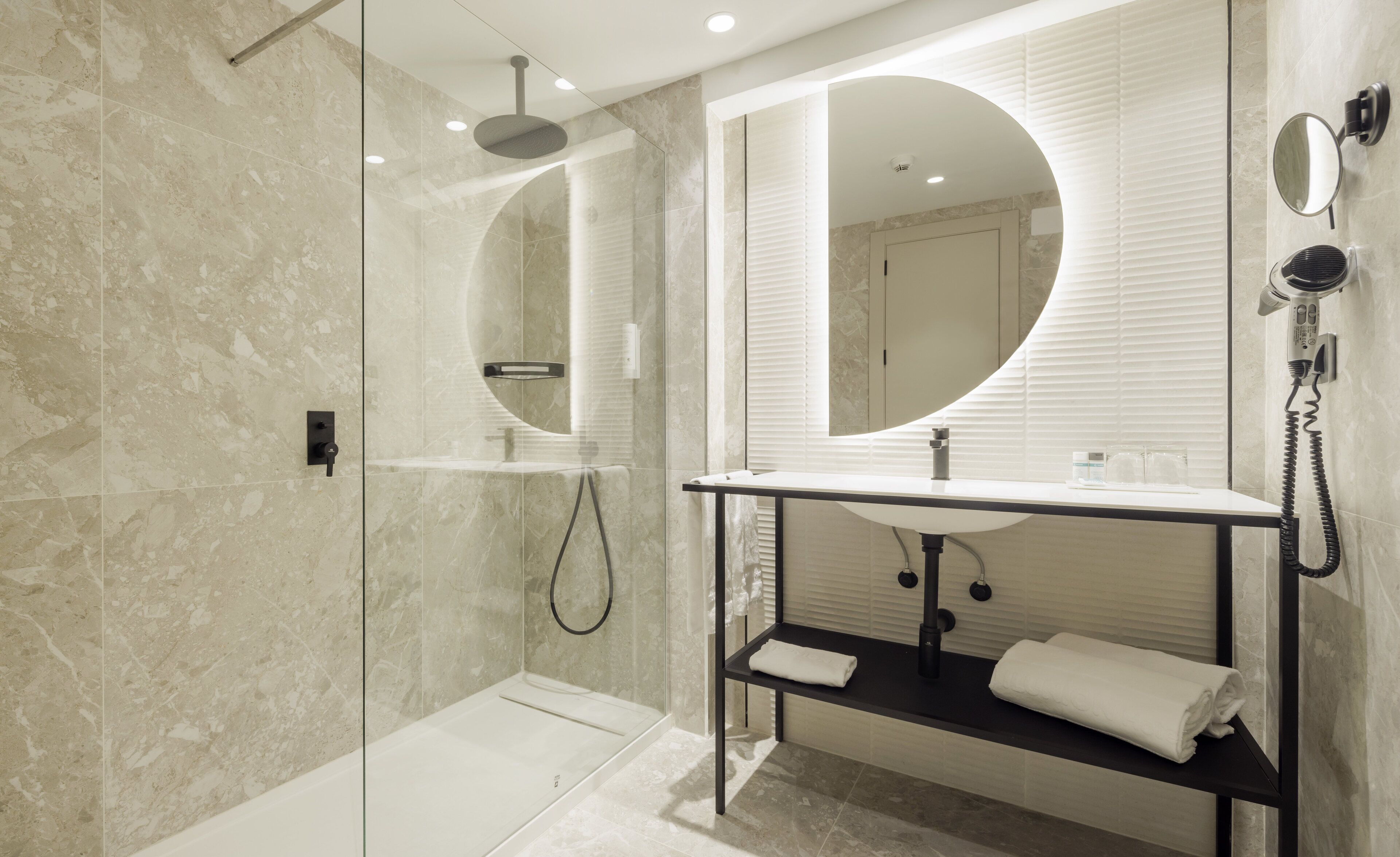 combined shower/bathtub, eco-friendly toiletries, hair dryer, bidet