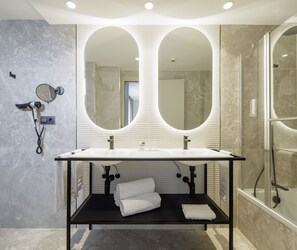 Combined shower/bathtub, eco-friendly toiletries, hair dryer, bidet - Hotel ILUNION San Sebastian (San Sebastián)