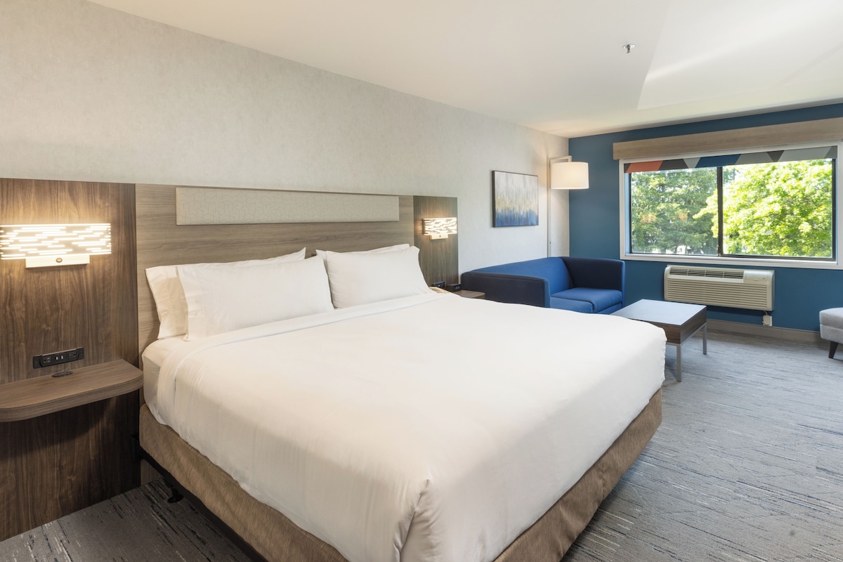 Standard Room, 1 King Bed, Accessible (Communications)