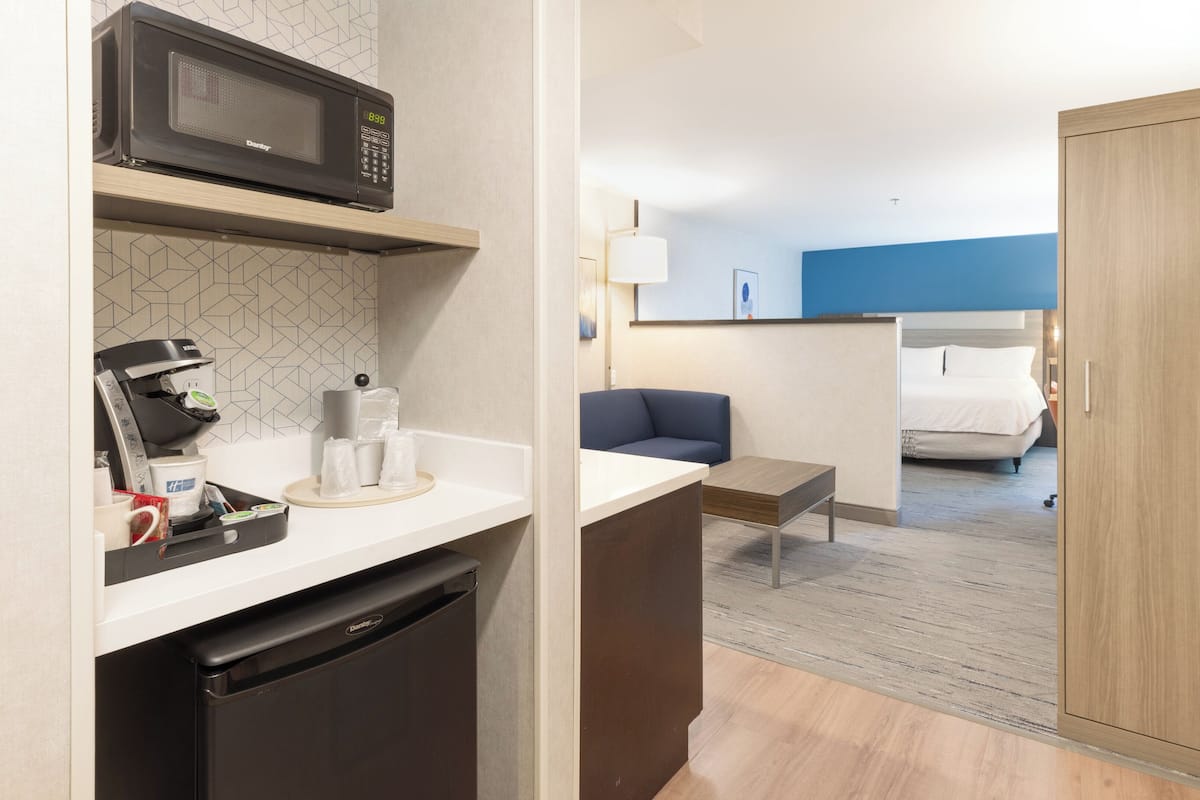 suite, 1 king bed, accessible bathtub (communications) | 1 bedroom, premium bedding, pillow-top beds, individually decorated