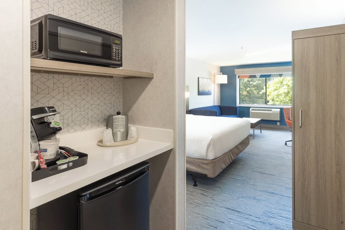 Standard Room, 1 King Bed, Accessible Bathtub (Communications)