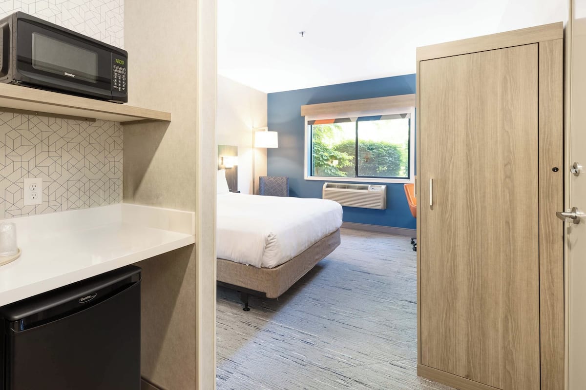 Premium bedding, pillowtop beds, desk, laptop workspace