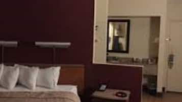 Escritorio, espacio para trabajar con laptop y cortinas blackout